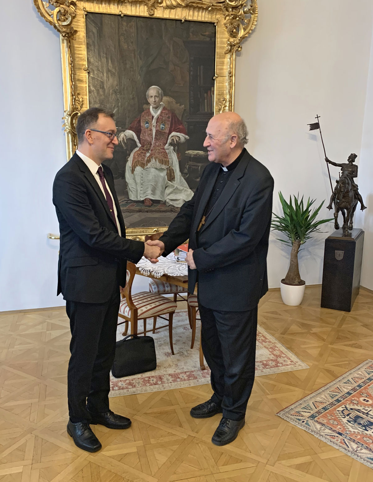 Nový pražský arcibiskup přijal pozvání do Památníku obětem internace Králíky